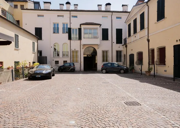 Apartman Mansarda Colombo - Car Parking Ferrara