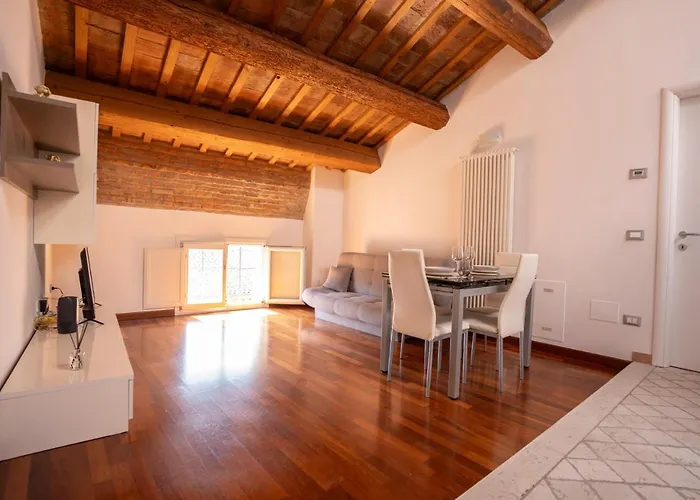 Apartman Mansarda Colombo - Car Parking Ferrara
